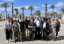  Eine singende Gruppe: Die Schola St. Elisabeth in Strandnähe auf Mallorca. Mittendrin Chorleiter Dr. Krystian Skoczowski (7. v. rechts)